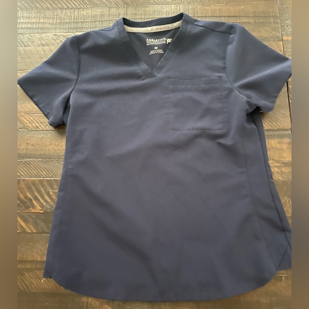 Fabletics Scrub Set in Onyx - Picture 4 of 5